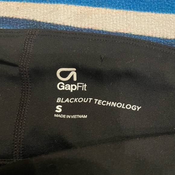 Gap Fit blackout technology tuxedo shiny stripe leggings in black - Picture 4 of 5